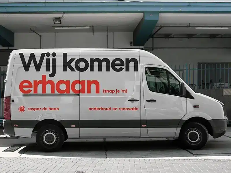 Een klusbus van Caspar de Haan met het opschrift 'Wij komen erhaan"